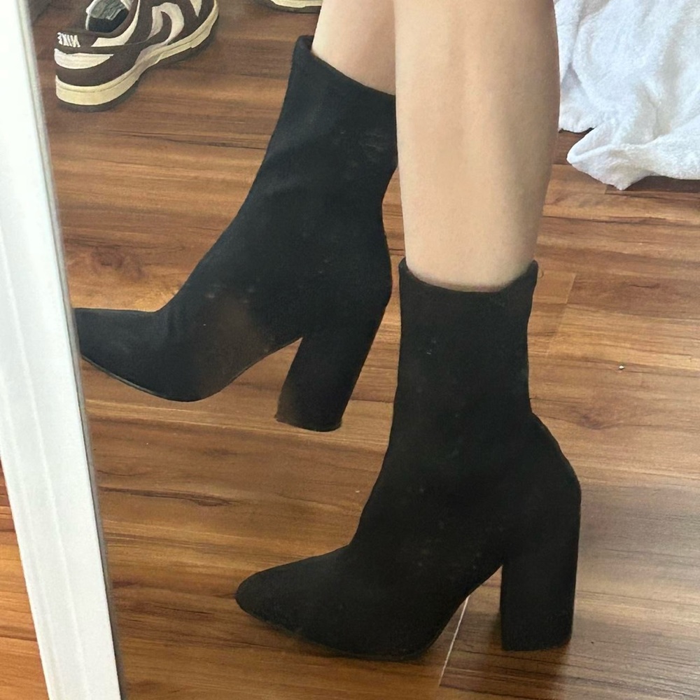 Selling these boots they were worn once or twice. There in good condition.